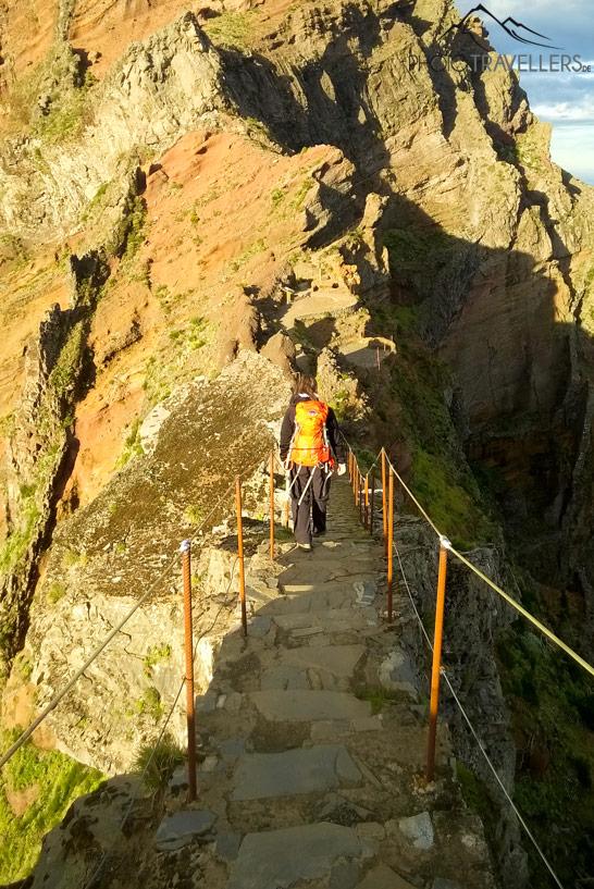 Blogueuse voyage Biggi Bauer sur un chemin étroit, le tronçon le plus connu de la randonnée au Pico Ruivo