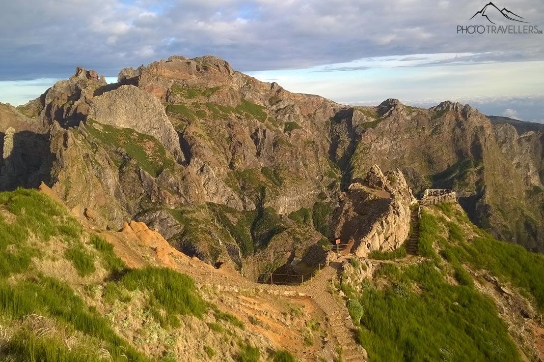 Vue de haut du point de vue Miradouro do Ninho da Manta, avec les montagnes derrière