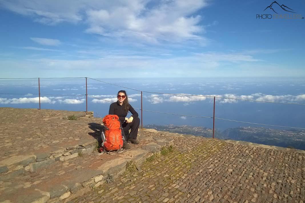 Blogueuse voyage Biggi Bauer au sommet du Pico Ruivo avec vue sur Madère