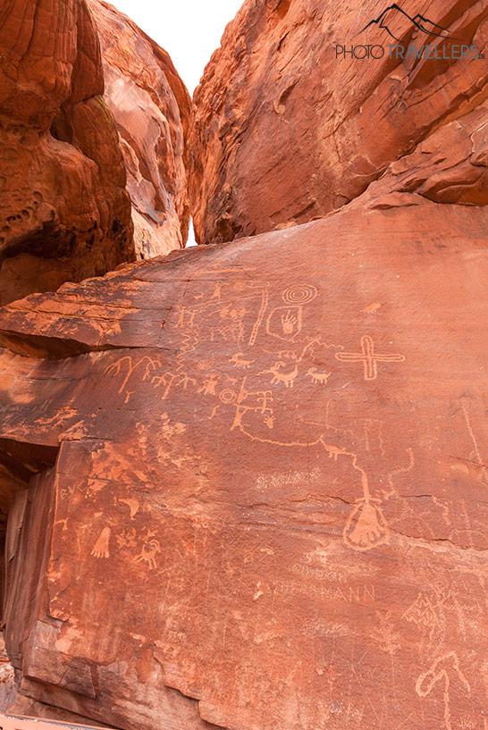 Petroglyphes sur le Atlatl Rock dans le Valley of Fire