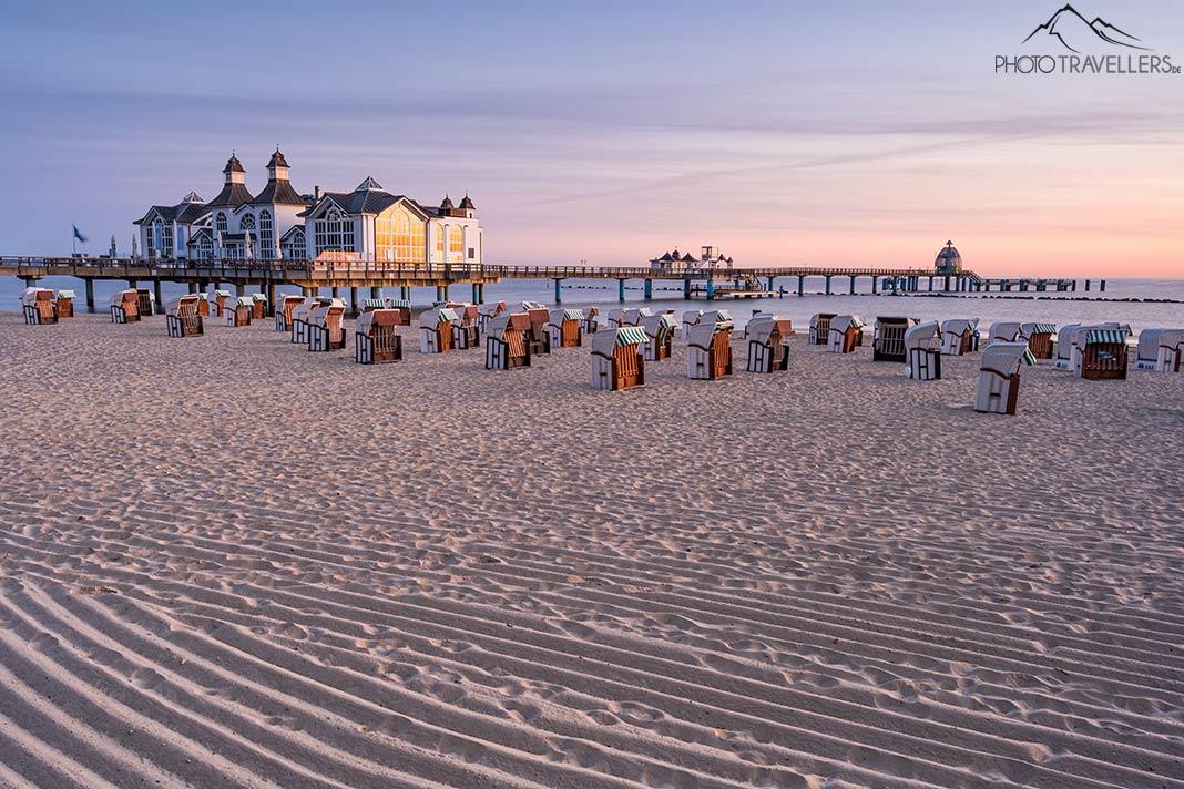 Ambiance matinale sur la plage avec la jetée de Sellin à Rügen