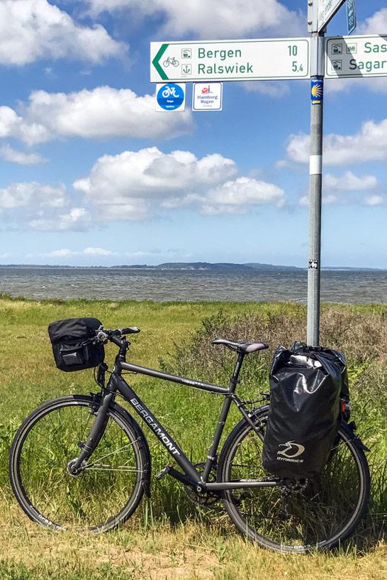 Un vélo sur le Hamburg-Rügen-Radweg avec vue sur la mer