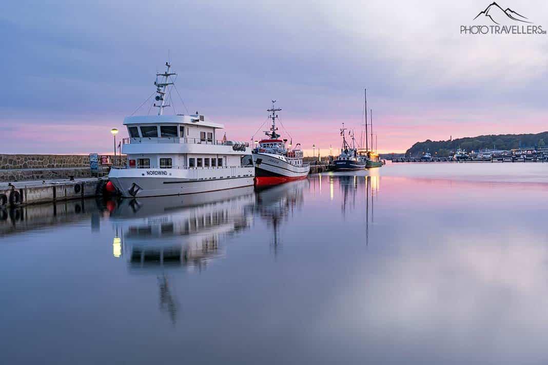 Bateaux au crépuscule dans le port de Sassnitz à Rügen