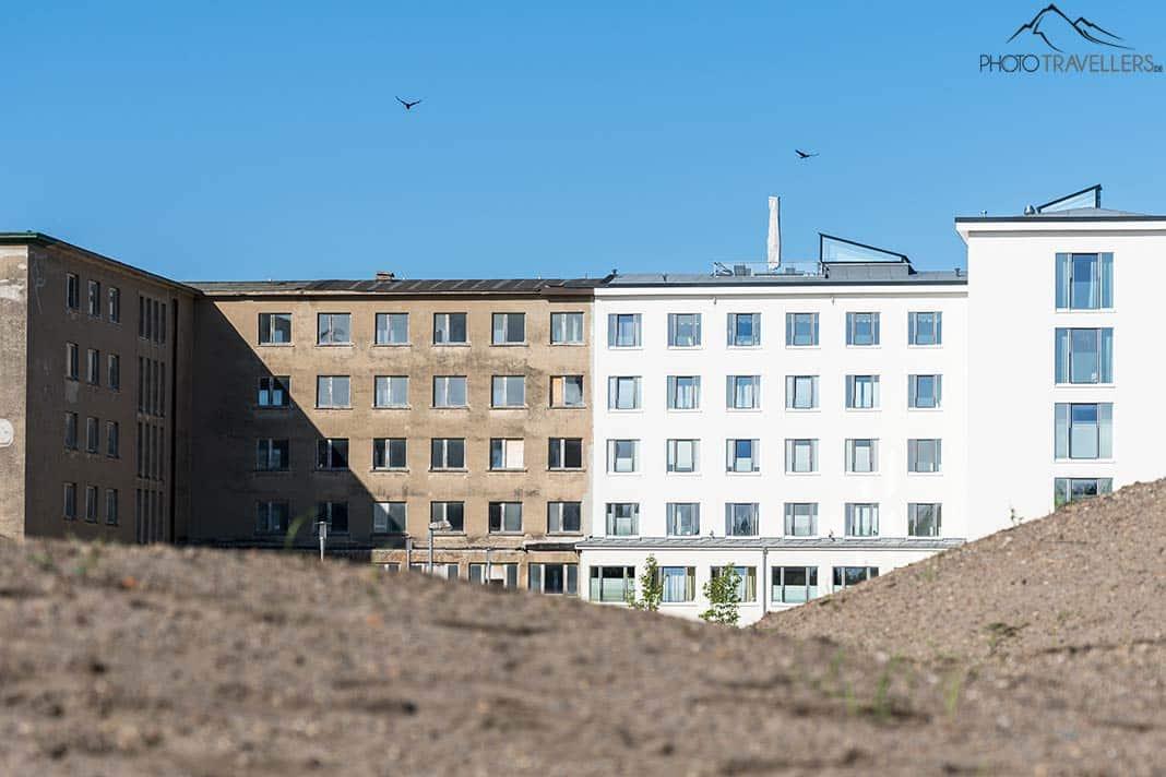 Un bâtiment à Prora sur Rügen avec une ancienne et une nouvelle façade