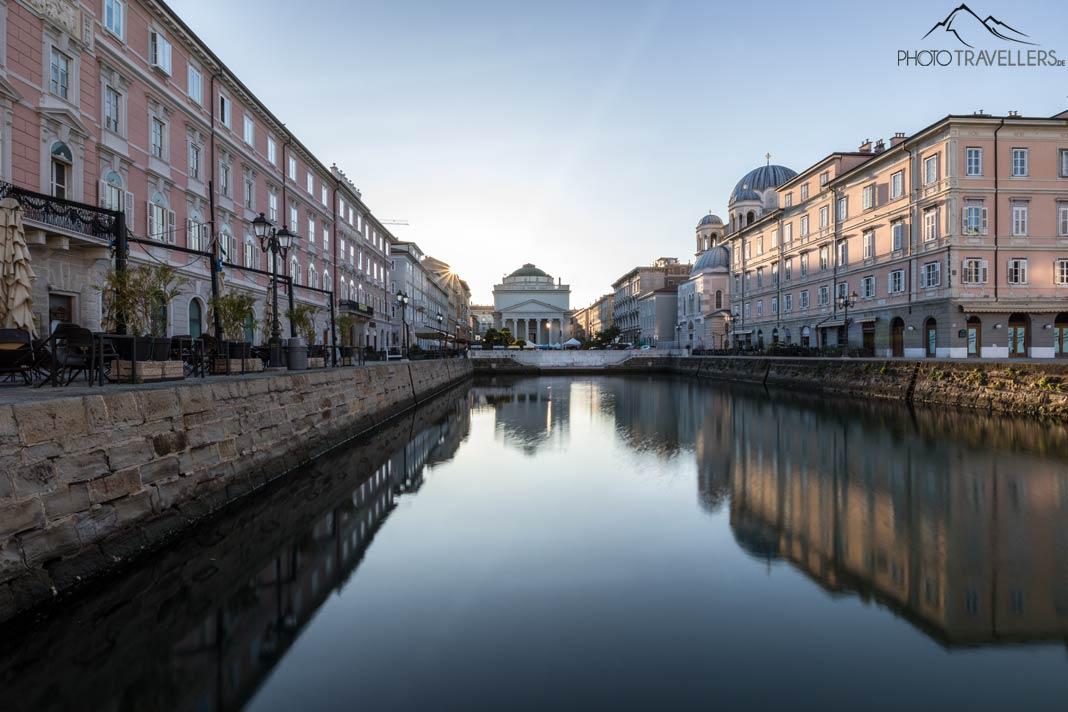 Lever de soleil sur le Canal Grande à Trieste