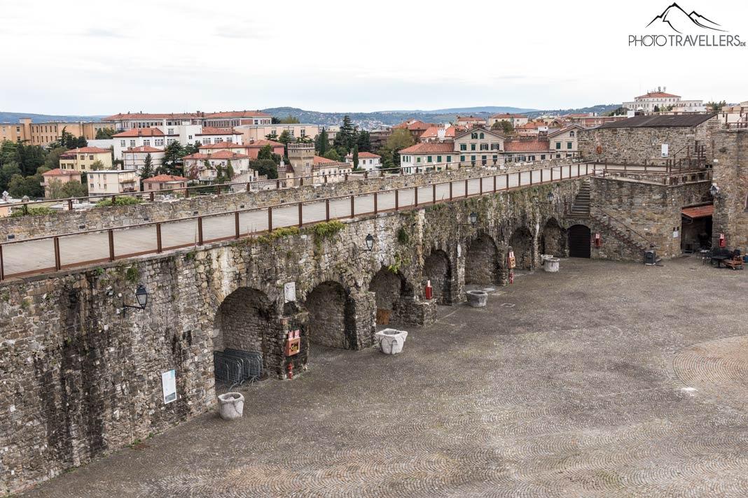 La cour de l'ancienne forteresse