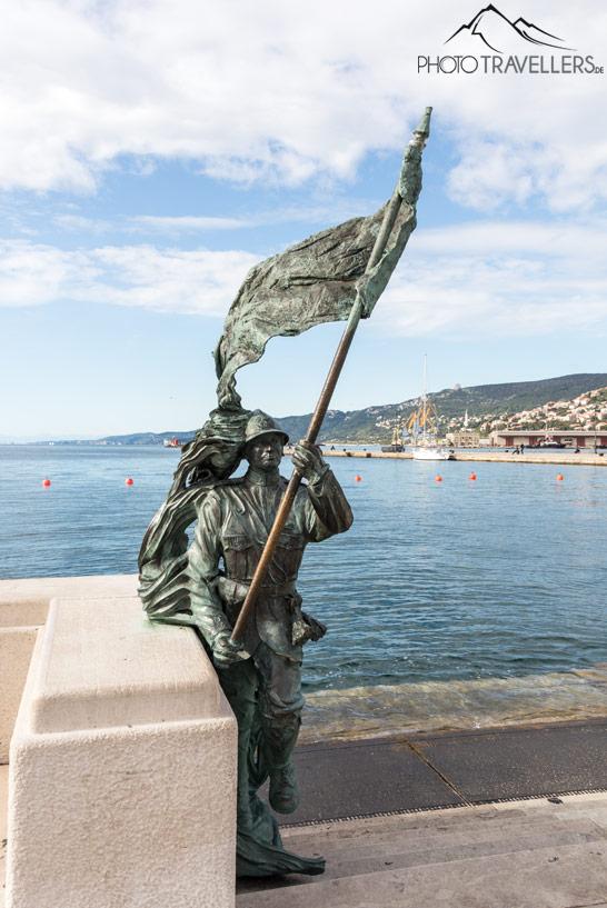 Statue d'un fantassin au bord de la mer