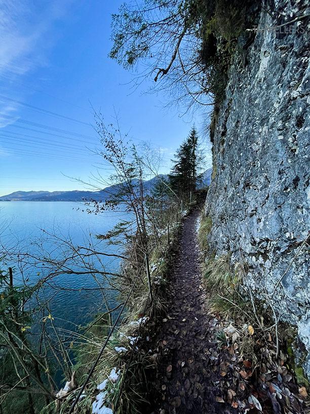 Étroit tronçon du sentier des falaises
