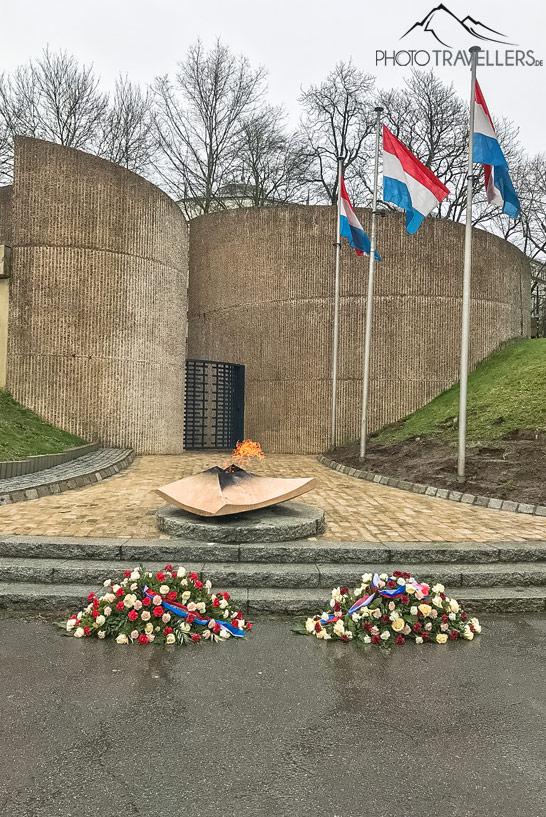 O Monumento Nacional de Solidariedade Luxembourg de fora com bandeiras na frente