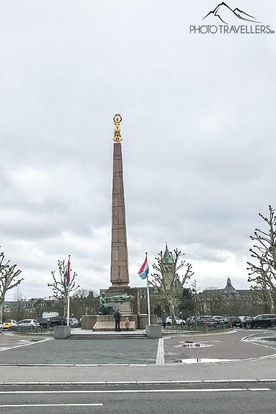Vista de la estatua de la conocida figura dorada, la mujer dorada