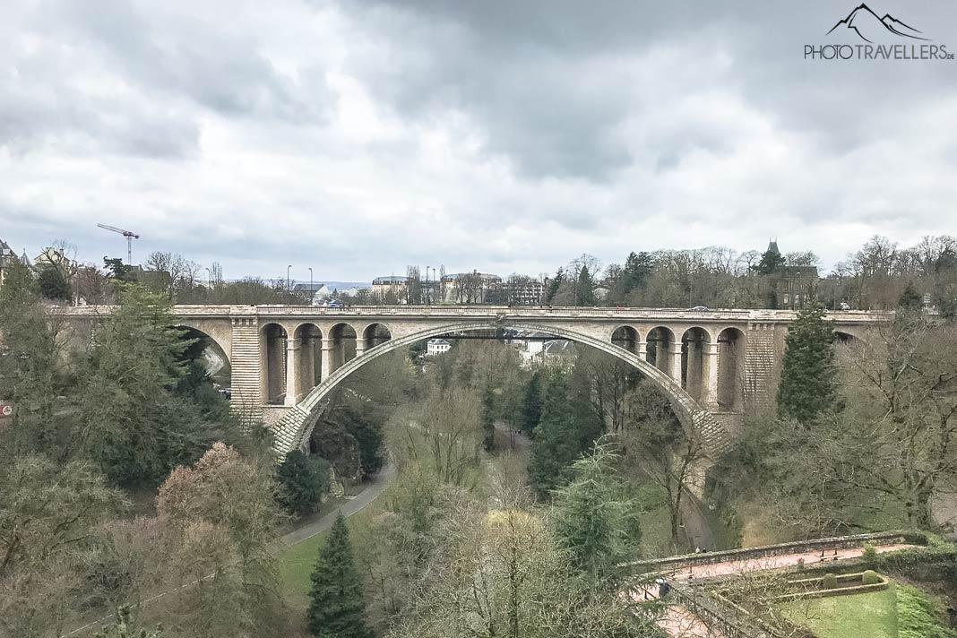 Vista lejana del puente Pont Adolphe en la ciudad de Luxemburgo