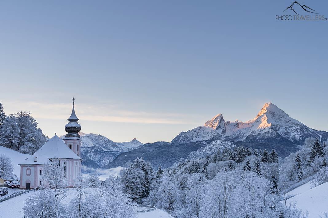 L'église Maria Gern à Berchtesgaden avec le gigantesque Watzmann en arrière-plan