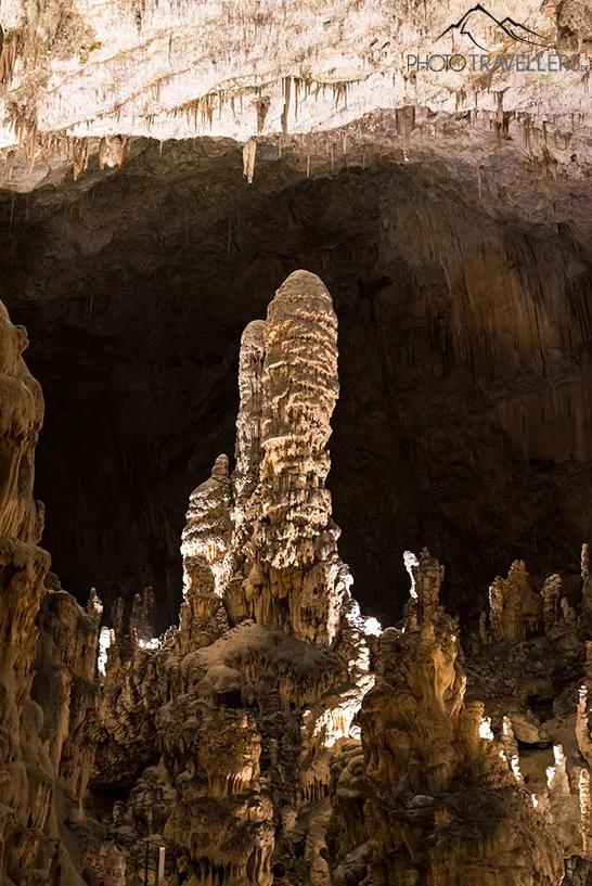 Un gran estalagmita en las cuevas de Postojna