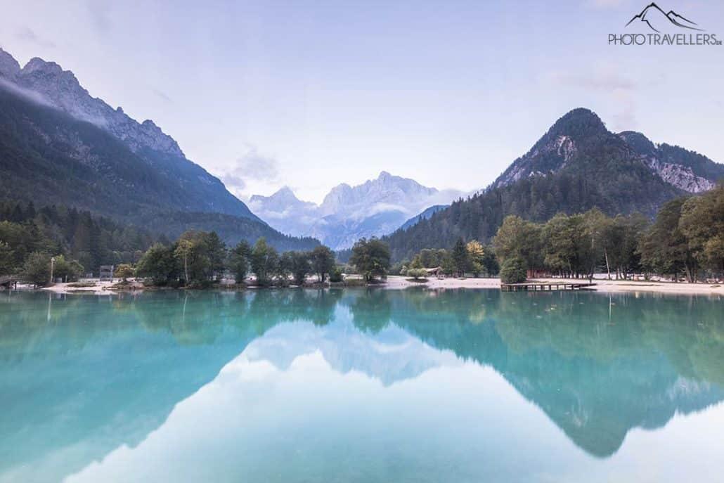 Montañas reflejadas en el lago Jasna por la mañana