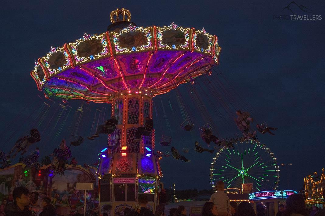 Fête foraine d'Hanovre la nuit avec des manèges