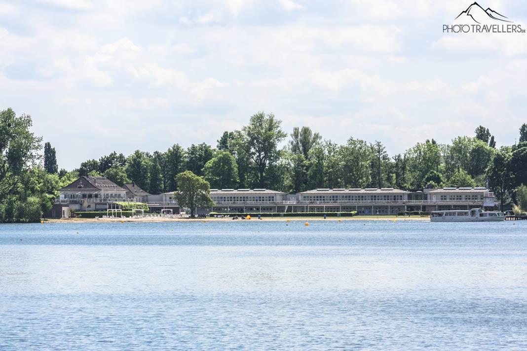 Vue sur la plage de baignade exclusive Aspria au bord du Maschsee