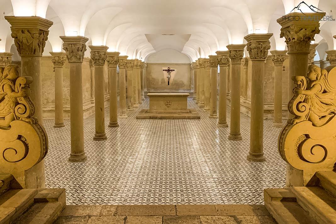 La sala de columnas bajo la Cattedrale di Santa Maria Assunta