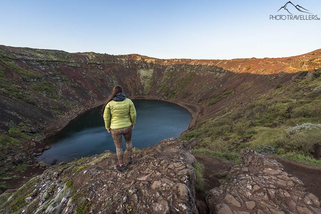 Blogueuse de voyage Biggi Bauer au lac de cratère Kerið en Islande