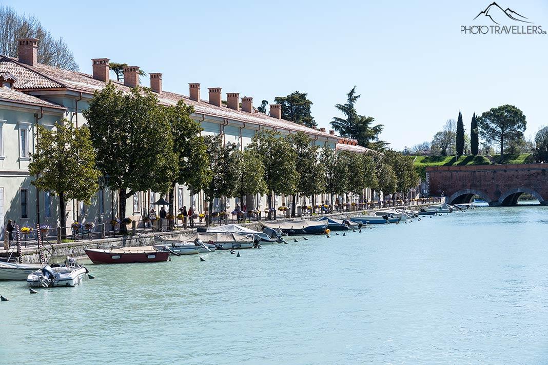 A antiga marina Porto Vecchio em Desenzano del Garda