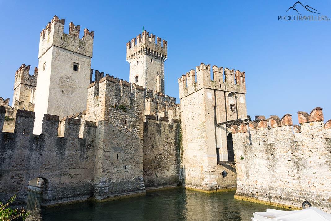 O castelo Scaligero em Sirmione no Lago de Garda