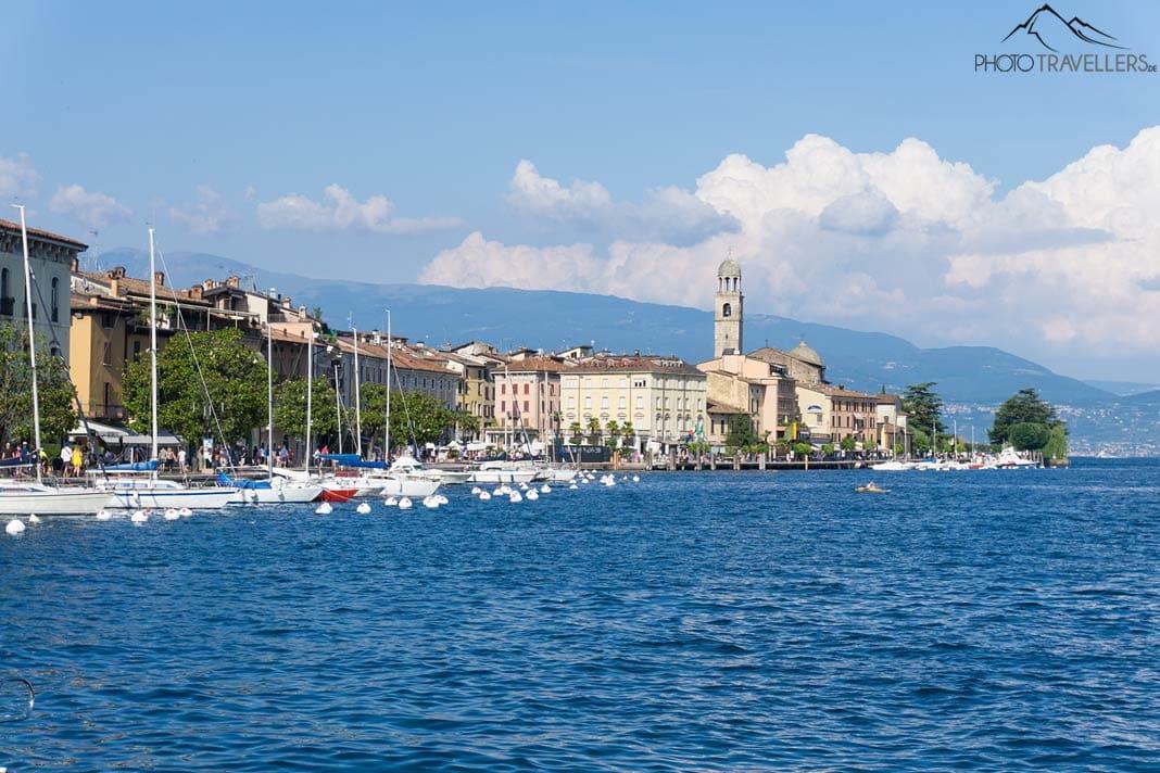 A vista sobre o Lago de Garda para a linda cidade de Salò com a grande igreja e as montanhas ao fundo