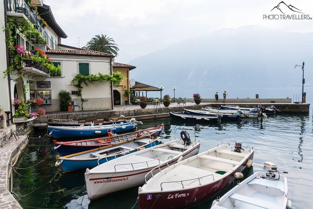 Barcos coloridos no pequeno porto de Limone no Lago de Garda
