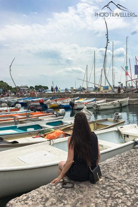 Blogueira de viagem Biggi Bauer no porto de Bardolino no Lago de Garda