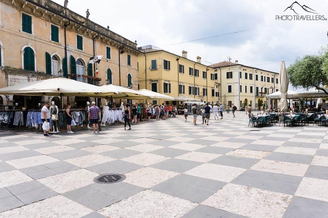 A grande praça em Lazise no Lago de Garda