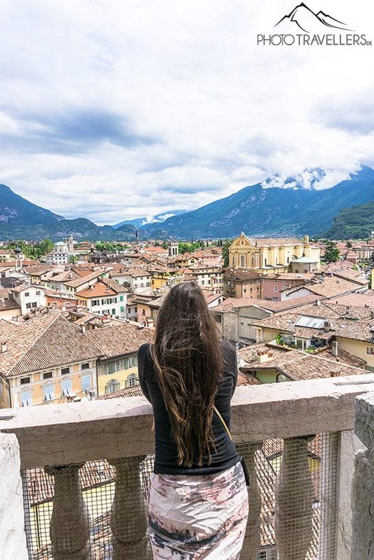 A blogueira de viagem Biggi Bauer na Torre Apponale em Riva del Garda