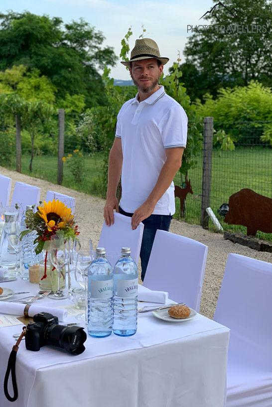 Journaliste de voyage Florian Westermann à une table dans le Weinviertel