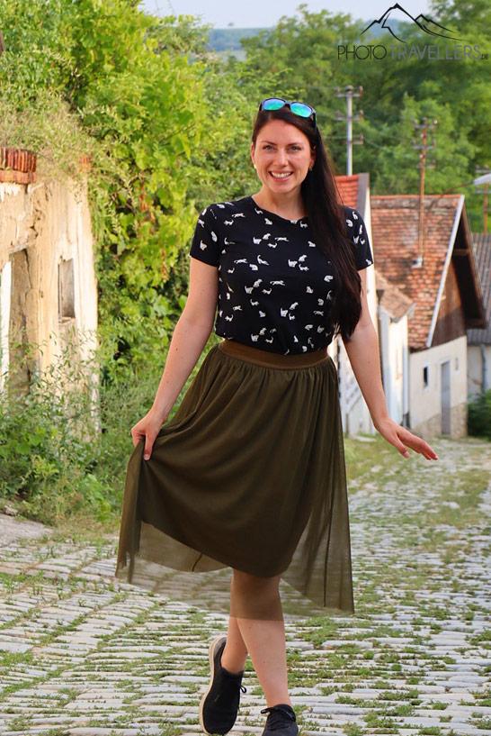 Journaliste de voyage Biggi Bauer dans une ruelle de vignerons au Weinviertel