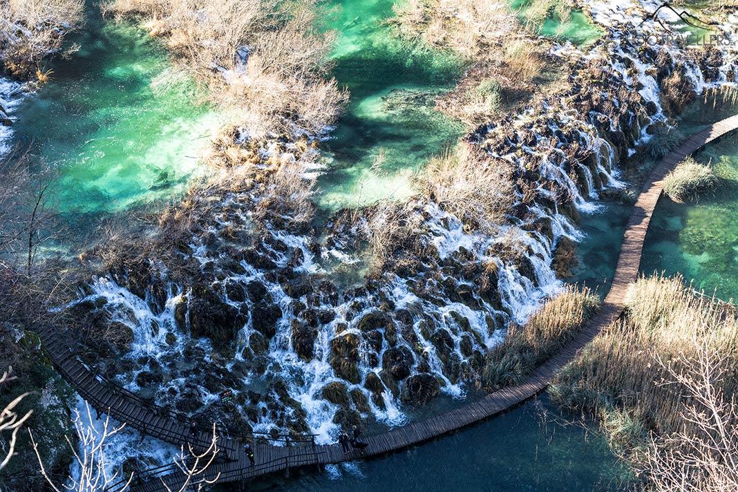 La vista desde arriba de las cascadas en el Parque Nacional de los Lagos de Plitvice