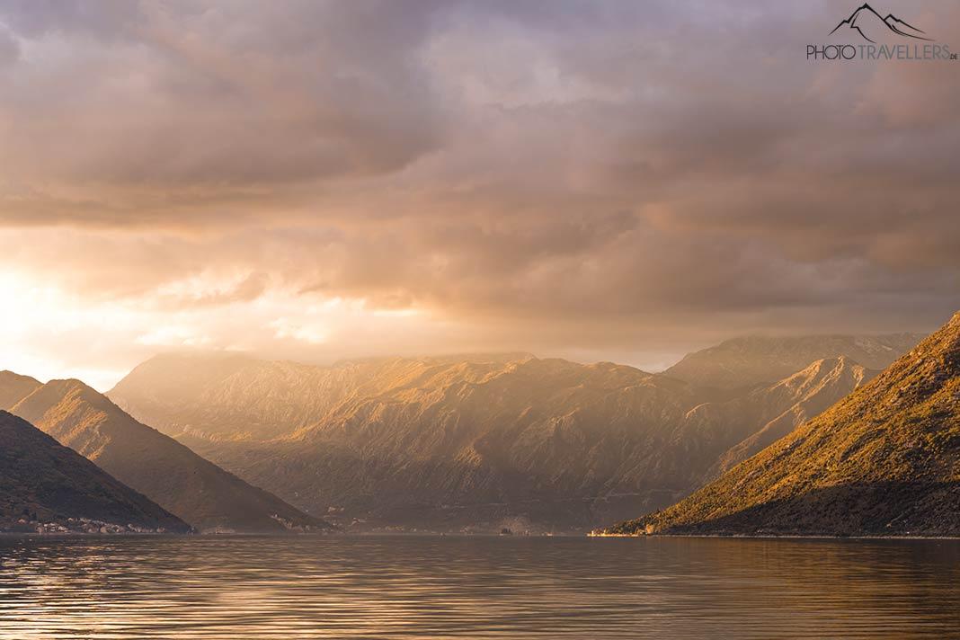 La vista de las montañas en la bahía de Kotor por la tarde