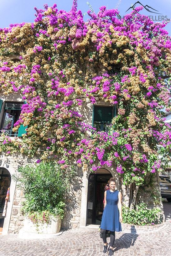 La blogueuse voyage Biggi Bauer devant la célèbre maison aux fleurs à Sirmione
