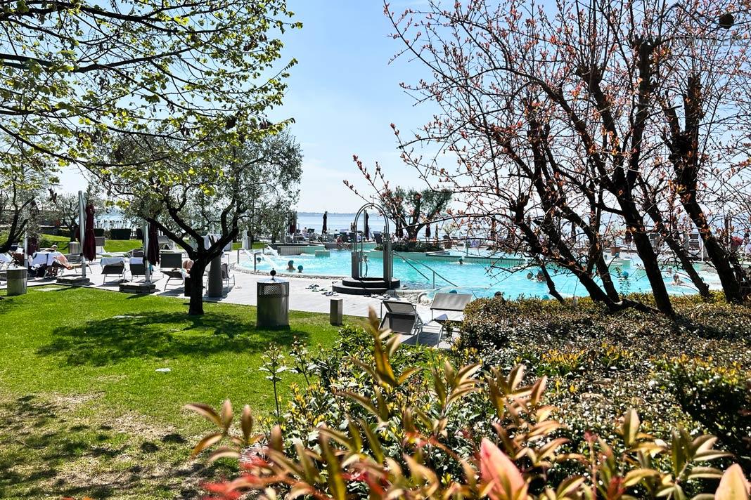 Une piscine dans le spa thermal Aquaria à Sirmione