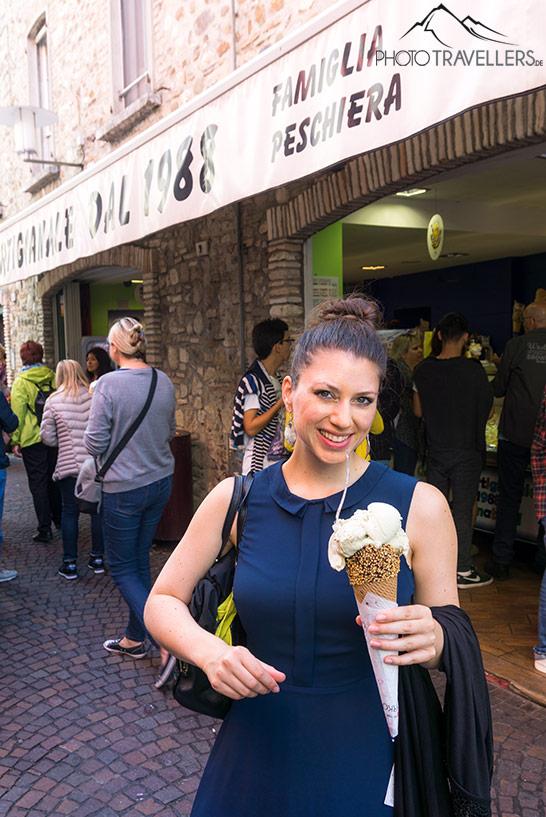 Biggi déguste une boule de glace à Sirmione
