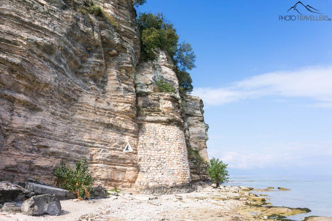 Les falaises abruptes sur la péninsule de Sirmione