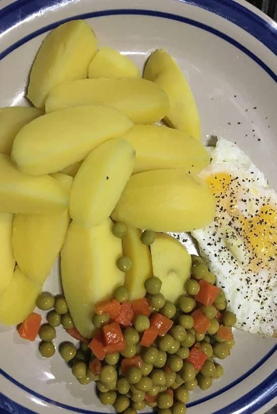 Pommes de terre bouillies avec œuf au plat