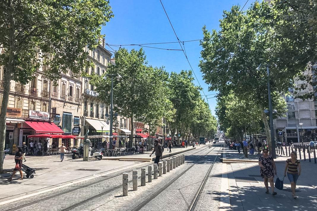 Vue dans une rue perpendiculaire à la grande rue commerçante de Marseille