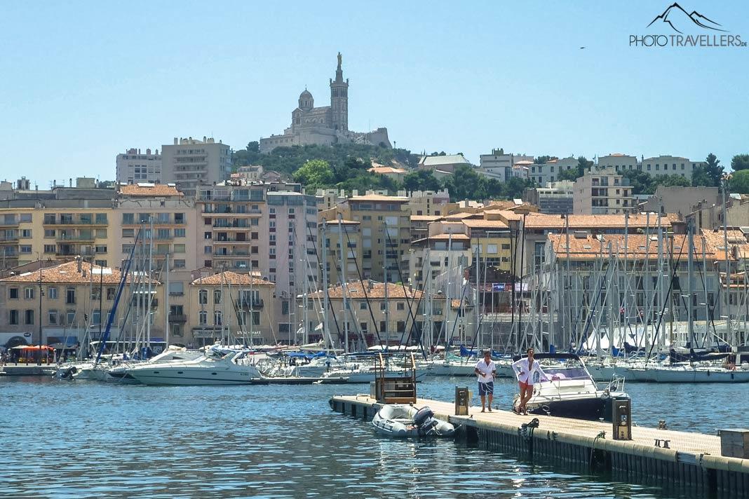 Vue du port sur l'église Notre-Dame de Marseille