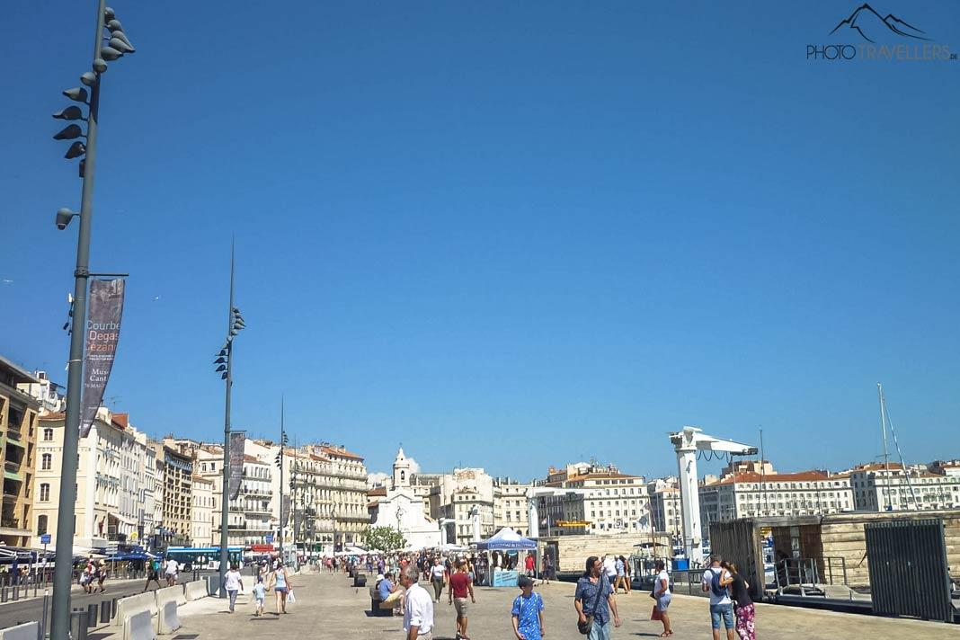 Des gens au port de Marseille