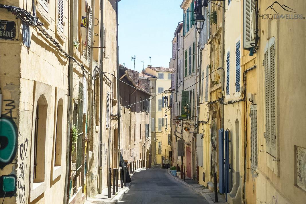 Vue d'une ruelle dans le quartier de Le Panier à Marseille