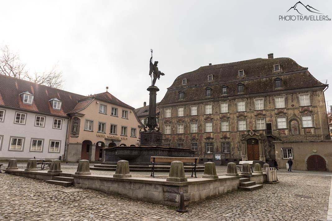 A Fonte de Netuno com o museu da cidade em Lindau