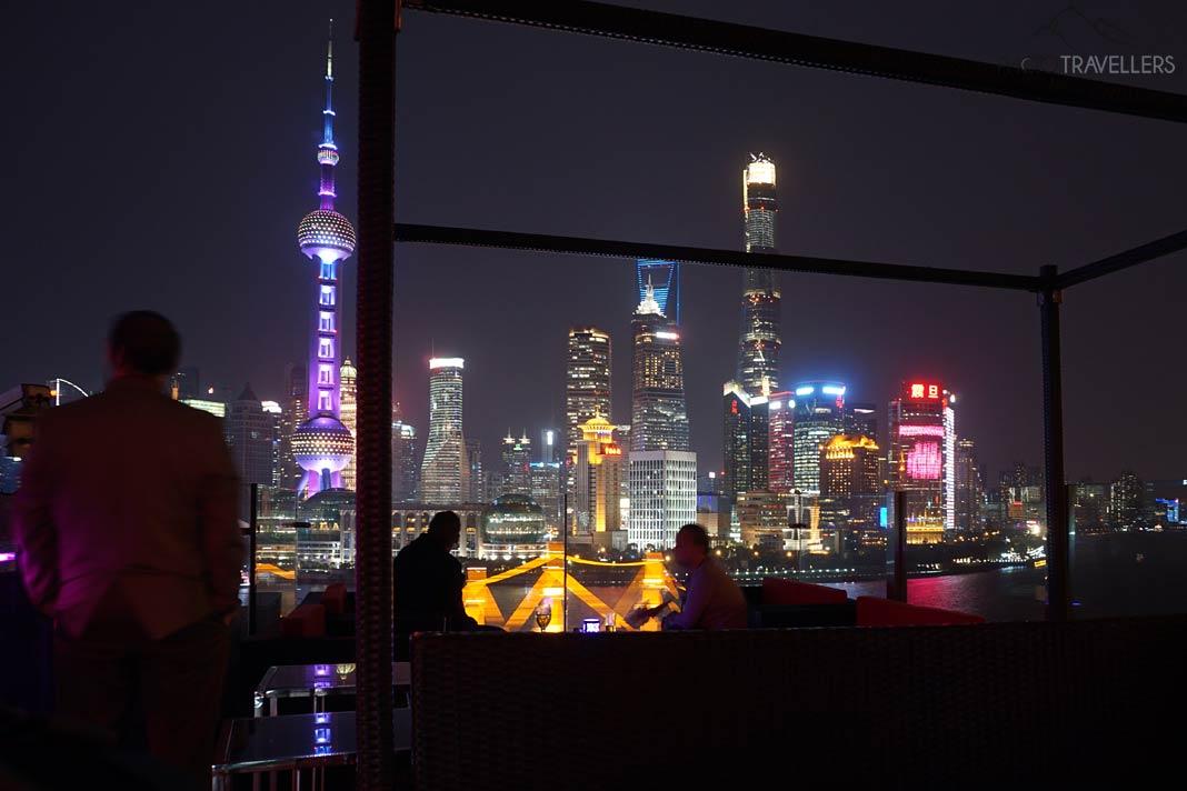 A vista da Roosevelt Sky Bar em Xangai para os coloridos arranha-céus de Pudong