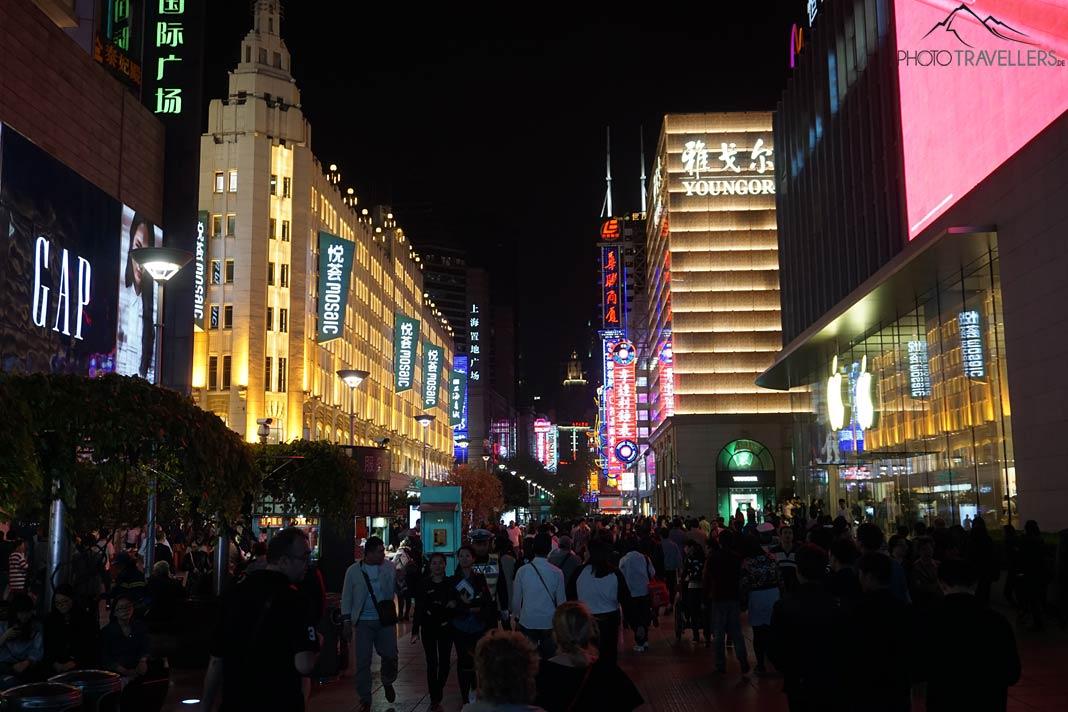 Movimento na Nanjing Road em Xangai à noite