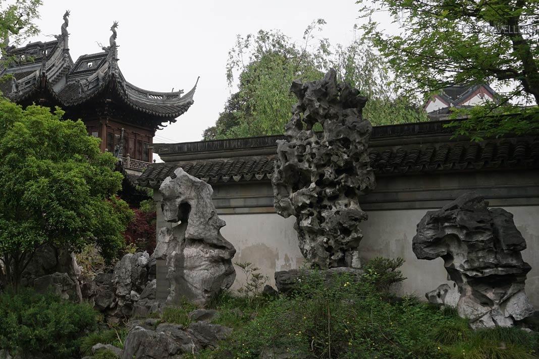 A Rocha Jade Exquisita e uma pagoda no Jardim Yu em Xangai