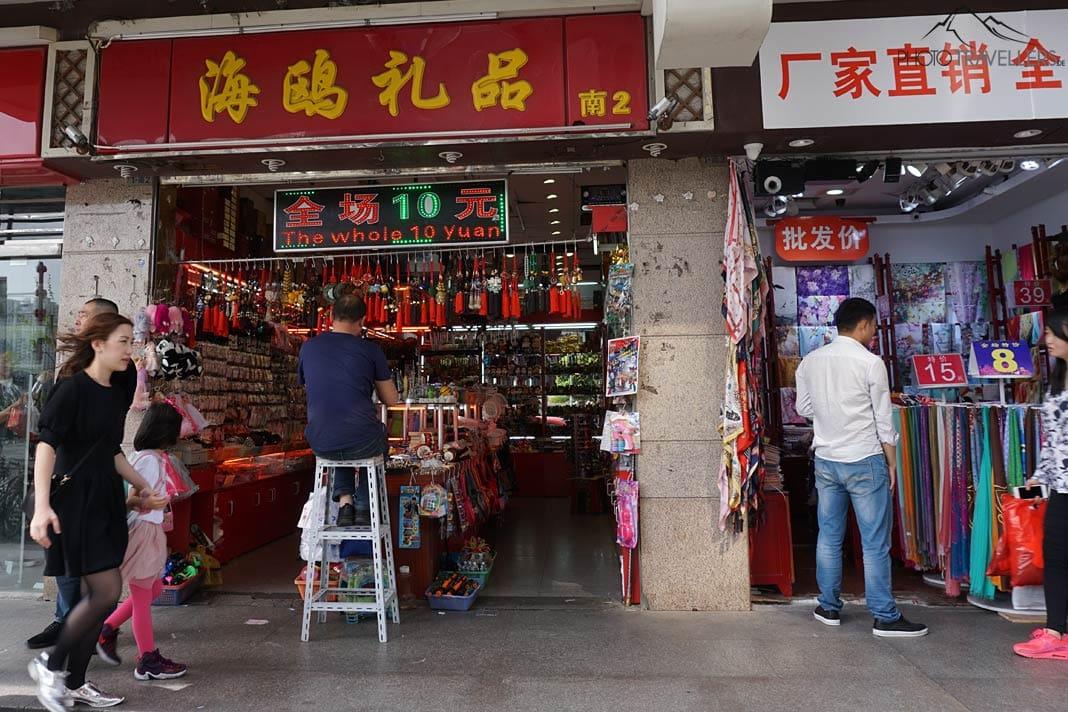 As lojas de 10 Yuan ao redor do Jardim Yu em Xangai