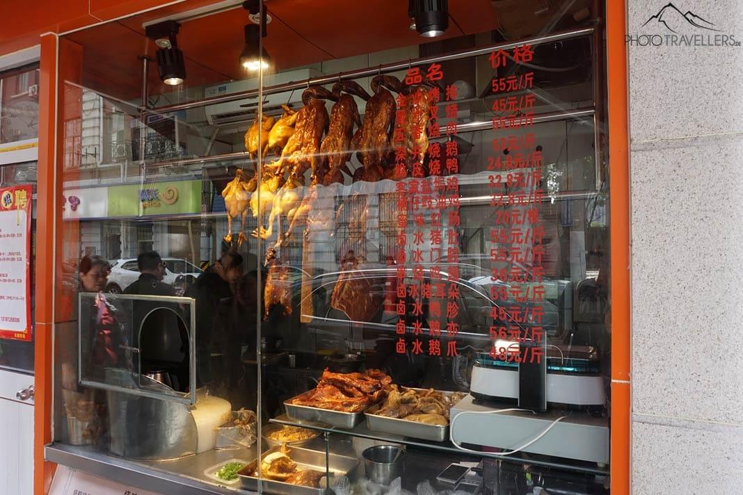 Patos assados em uma vitrine de um pequeno lanche na Rua South Yunnan em Xangai