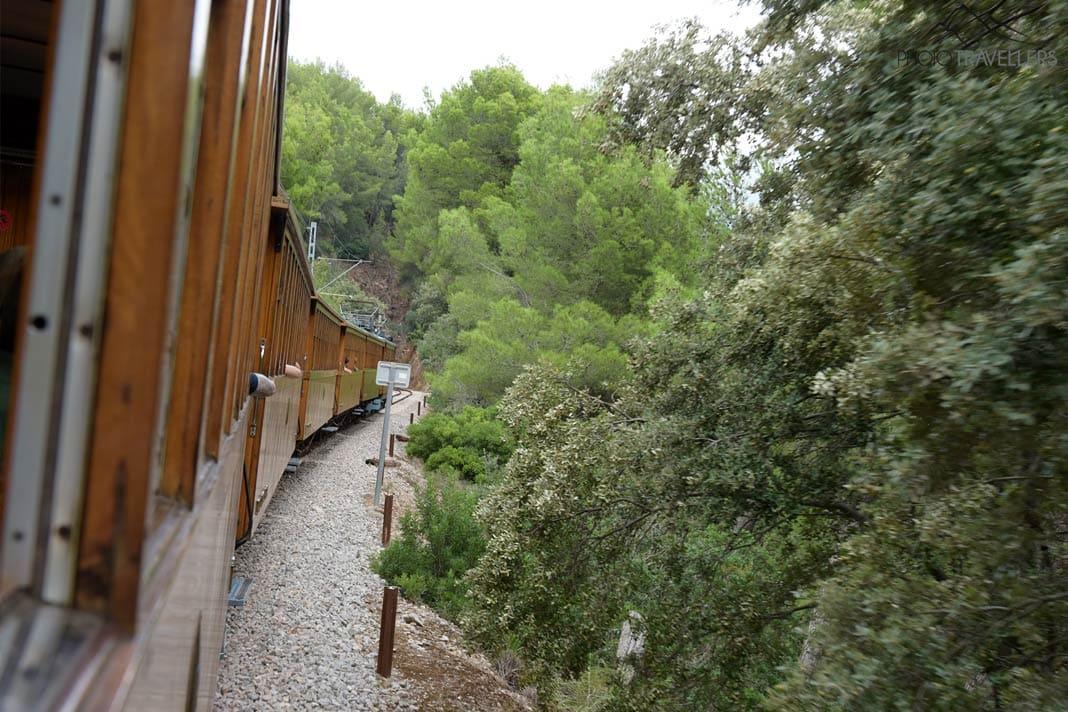 La vista en una curva desde el tren histórico que va de Palma a Sóller