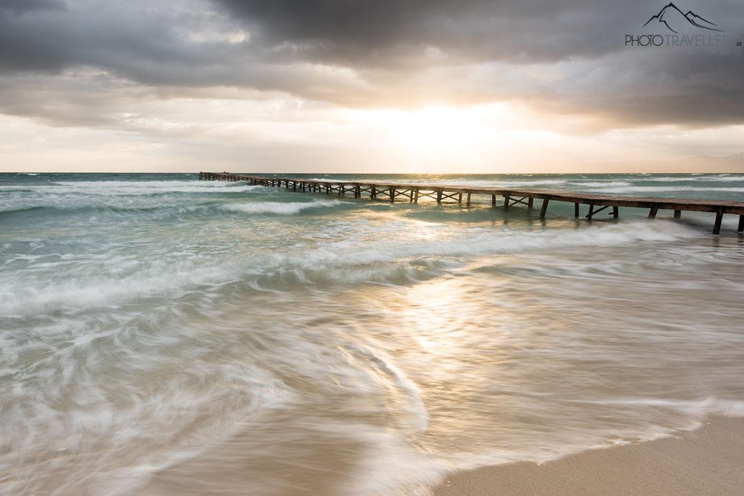 El largo muelle en la Playa de Muro en Mallorca